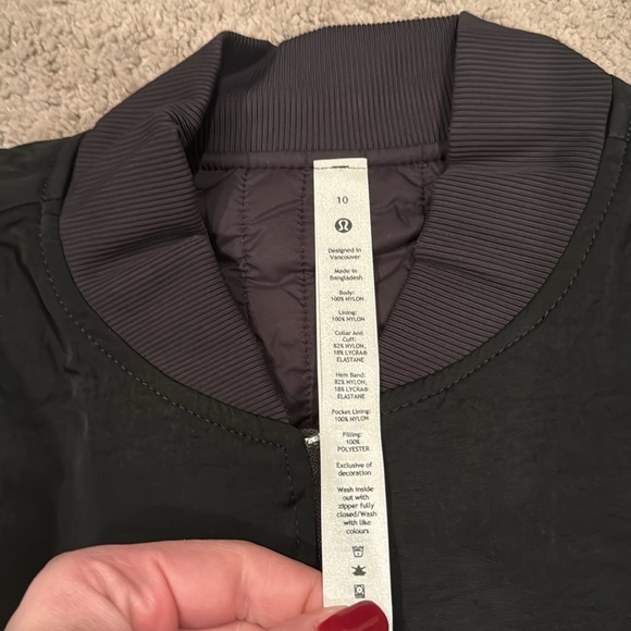 Lululemon Women’s Non-Stop Bomber Jacket in Size 10 & Color Black - Picture 2 of 5
